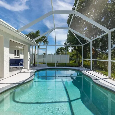 Heated Pool, Waterfront, Quiet, Restaurants, Beaches, Sleeps 6-Villa Cape Haven